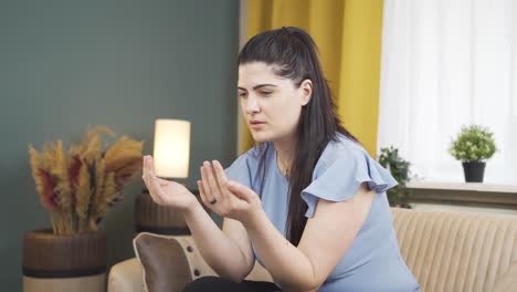 Muslim-woman-praying.