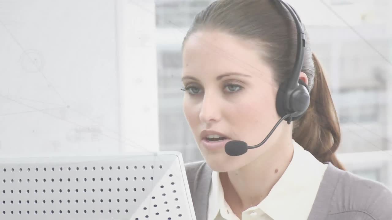 Animazione di rete di connessioni su donna d'affari con auricolare