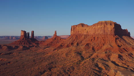 Landschaft-Aus-Riesigen-Sandsteinkuppen-Im-Monument-Valley-Navajo-Tribal-Park-In-Utah,-Usa