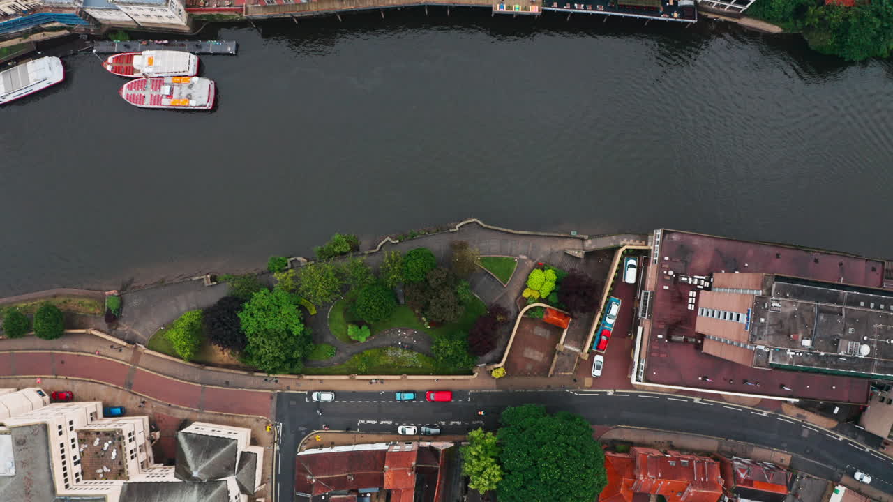 다운 드론은 센트럴 요크 강 오즈에서 촬영되었습니다.