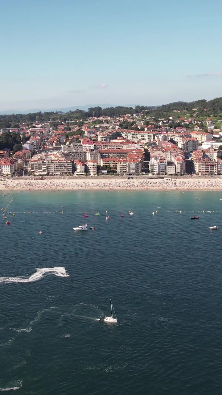 Vista aerea della splendida città costiera di Sanxenxo in Galizia, Spagna.