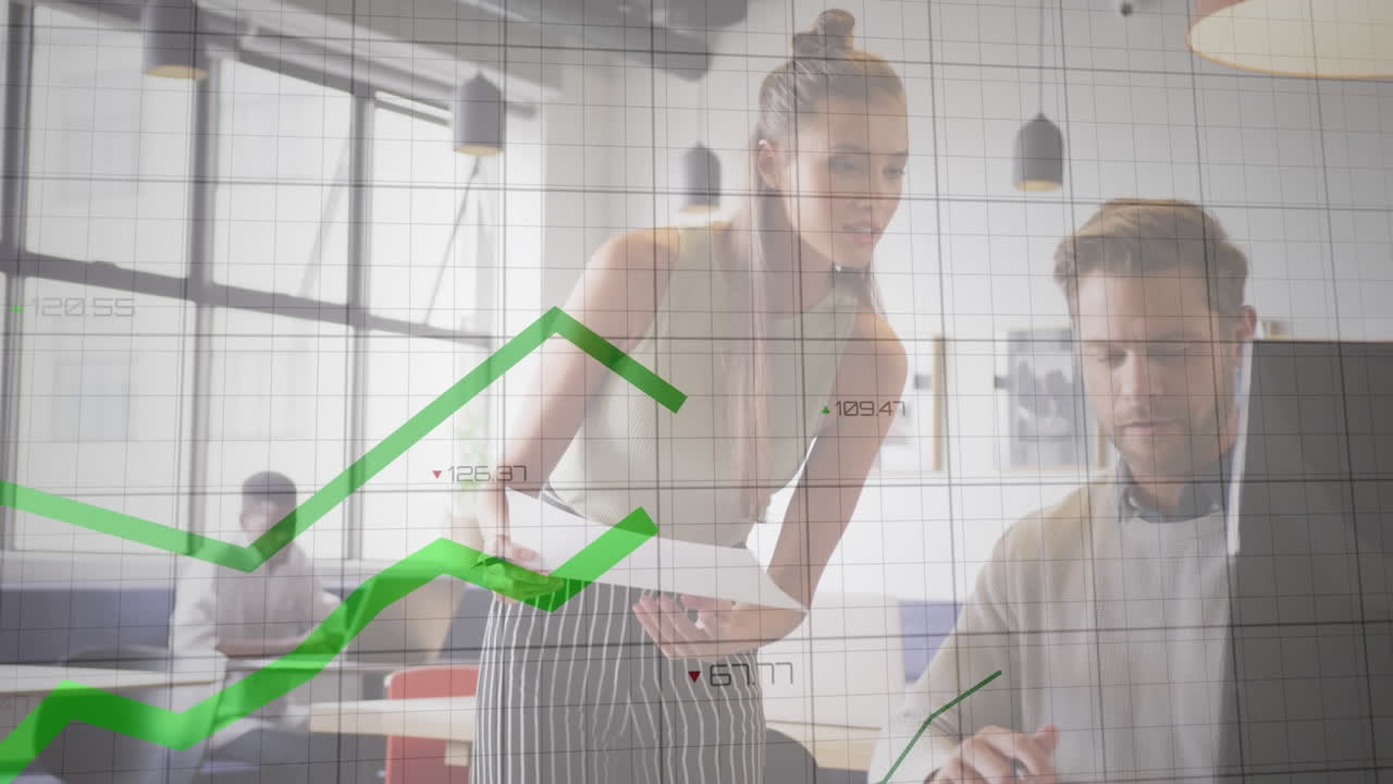 animación de los empresarios sobre las líneas verdes y el procesamiento de datos financieros.