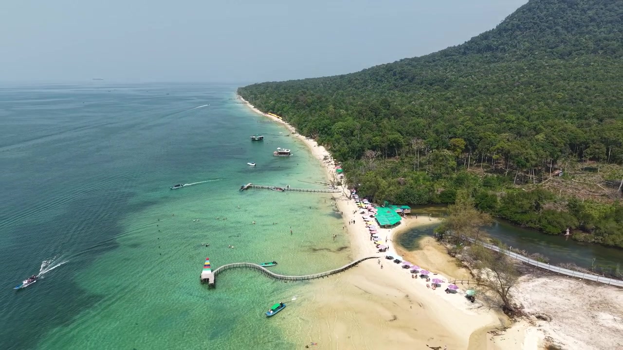 Droneoptagelse af Søstjerne Strand, en turistattraktion med hvidt sand på Phu Quoc Ø, Vietnam