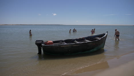 Menschen-Genießen-Die-Nayla-Lagune-In-Marokko-Hinter-Dem-Fischerboot