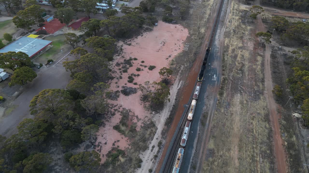 서부 오스트레일리아 의 철도 에서 연료 배달 을 하는 열차