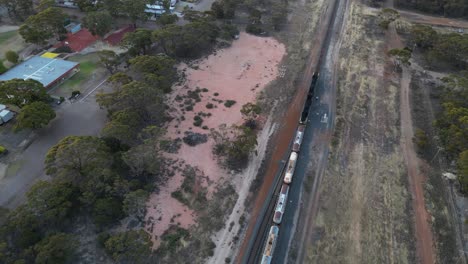 Zug-Mit-Kraftstofflieferung-Auf-Der-Strecke-In-Westaustralien