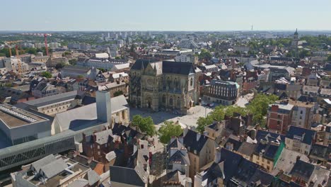 Basílica-De-Saint-aubin-En-La-Plaza-Sainte-Anne-Y-El-Convento-De-Los-Jacobinos,-Rennes-En-Francia