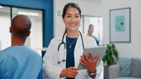 Mujer-Feliz-O-Cara-De-Médico-En-Un-Hospital-Ocupado