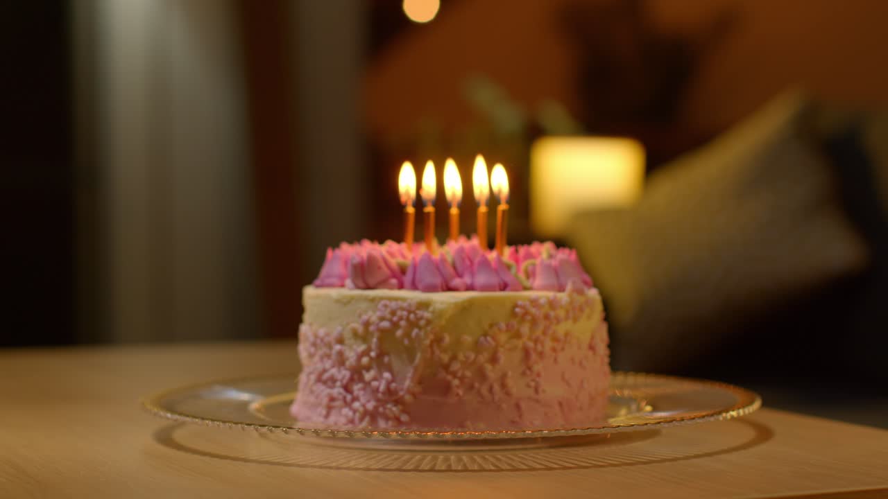 close up de la fiesta de celebración de pastel de cumpleaños decorado con glaseado y velas en la mesa en casa 5