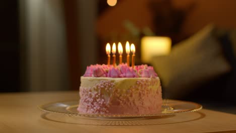 Primer-Plano-Del-Pastel-De-Celebración-De-Fiesta-Para-Cumpleaños-Decorado-Con-Glaseado-Y-Velas-En-La-Mesa-En-Casa-5