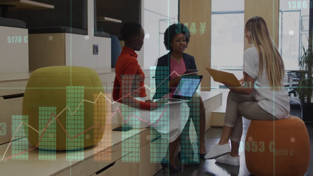 Animazione di grafici di dati finanziari su un team aziendale eterogeneo che discute in un ufficio moderno.