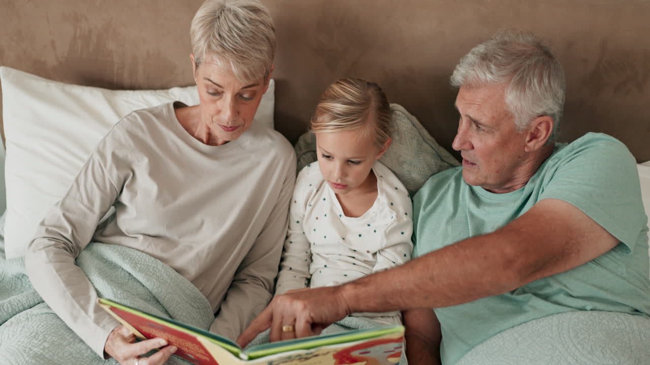 Letto, libro e nonni che leggono a un nipote