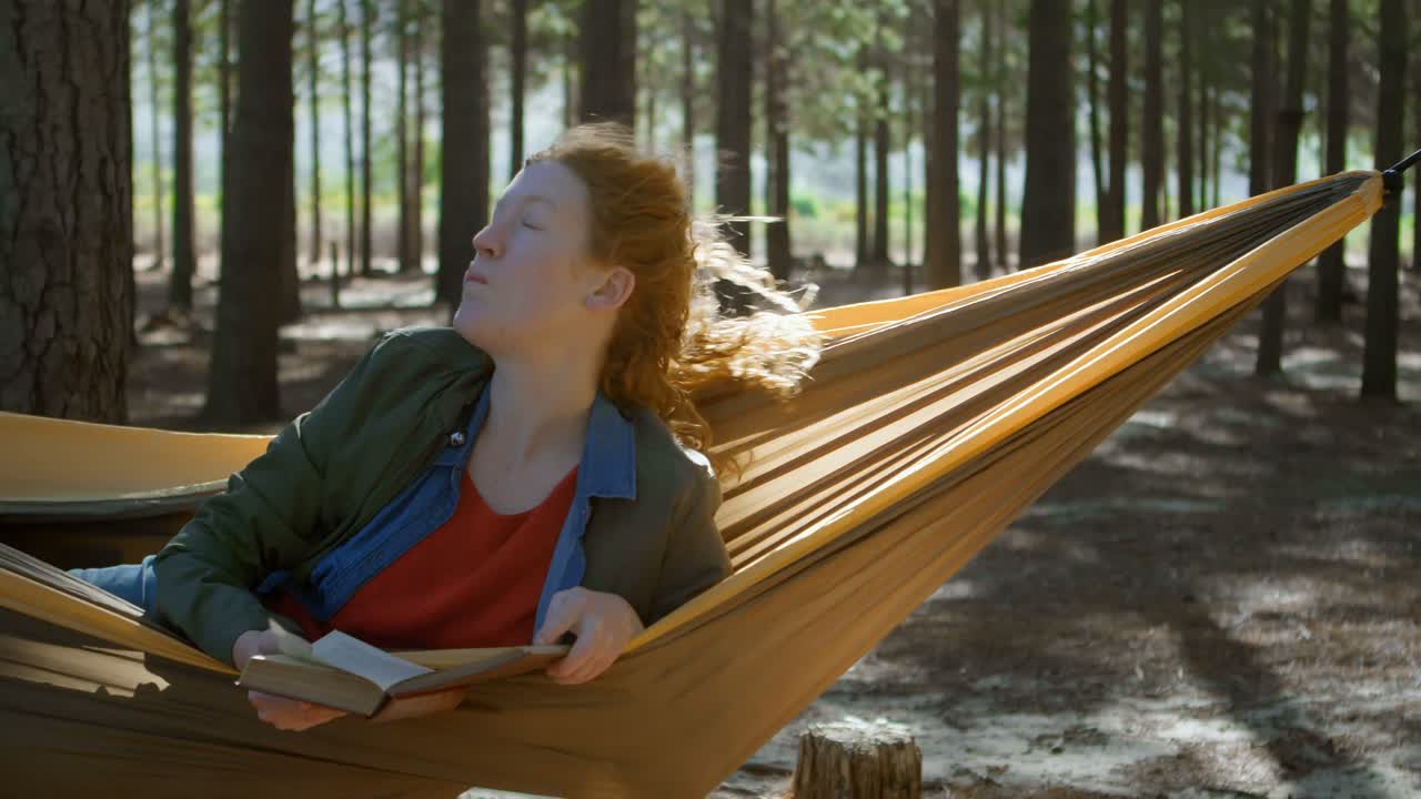mujer leyendo un libro en el bosque 4k