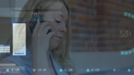animación de la red de conexiones y procesamiento de datos a través de una mujer de negocios que utiliza un teléfono inteligente.