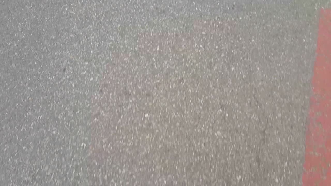 회색과 빨간색 도로를 는 4k 뷰