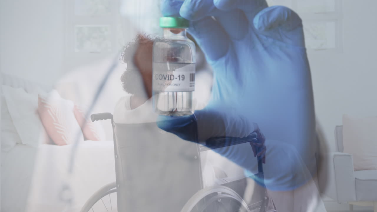 ⁇ 체어에 앉은 고령 여성 위에 코로나19 백신을 들고 있는 사람의 애니메이션