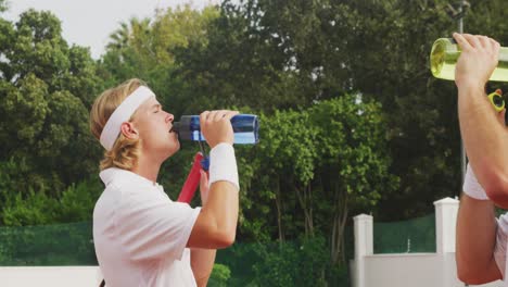 Tennis players drinking water