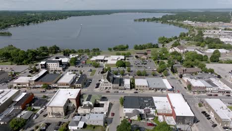 centro de cadillac, michigan, con video de drones moviéndose de derecha a izquierda en plano amplio