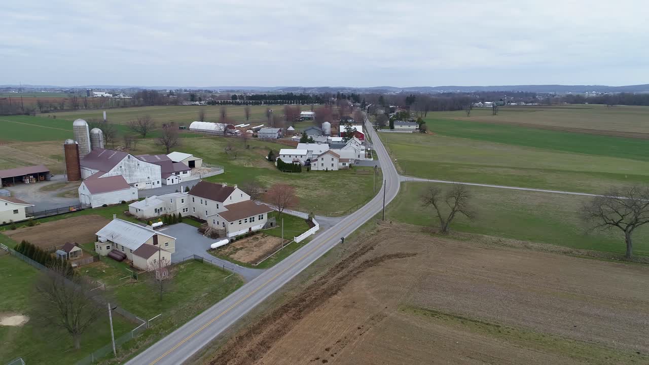 Pemandangan Udara Pedesaan Amish di Hari Musim Dingin yang Diambil dengan Drone