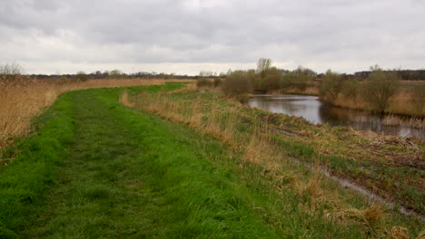 Fußweg-Am-Entwässerungsgraben-Neben-Dem-Fluss-Ant,-An-Der-Ludham-Bridge