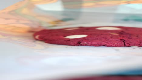 galleta de terciopelo rojo con trozos de chocolate blanco