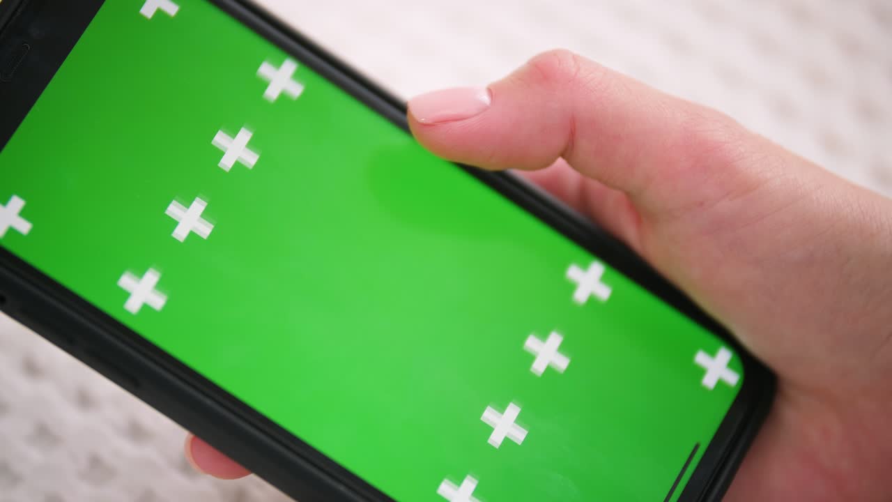 pantalla verde deslizante en la aplicación para anuncios maquillar la superficie del teléfono de la llave de croma.