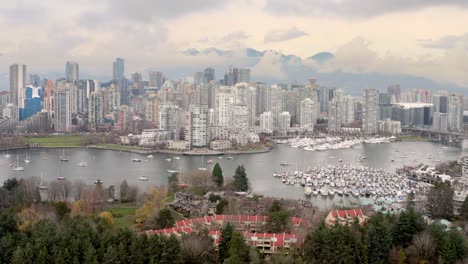 Vista-Aérea-Del-Horizonte-De-Yaletown-En-El-Centro-De-Vancouver-Con-Barcos-En-False-Creek-En-Bc,-Canadá