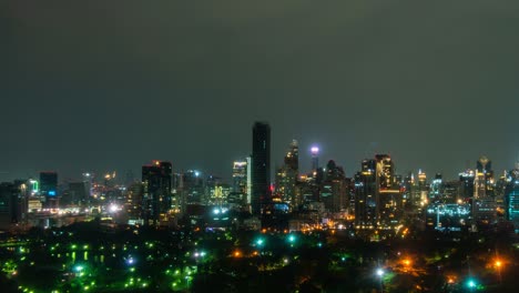 Paisaje-Urbano-Nocturno-De-Lapso-De-Tiempo-Y-Edificios-De-Gran-Altura-En-El-Centro-De-La-Ciudad-De-Metrópolis