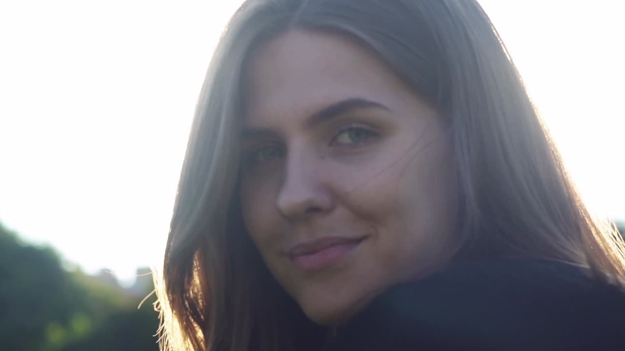mujer joven en un parque