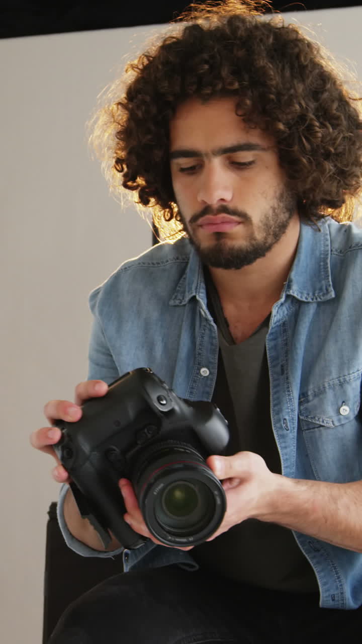Fotografo che guarda le foto su una fotocamera digitale
