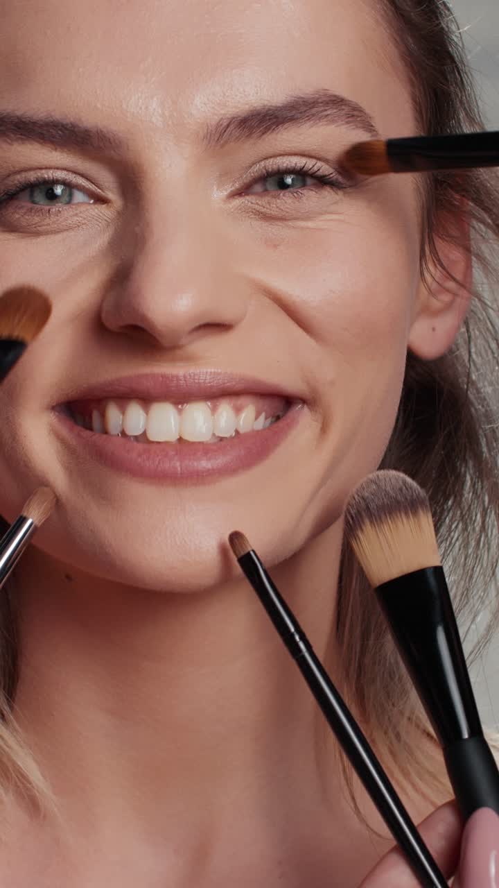 Vertikal video: Et hold af specialister giver en smuk pige en makeover