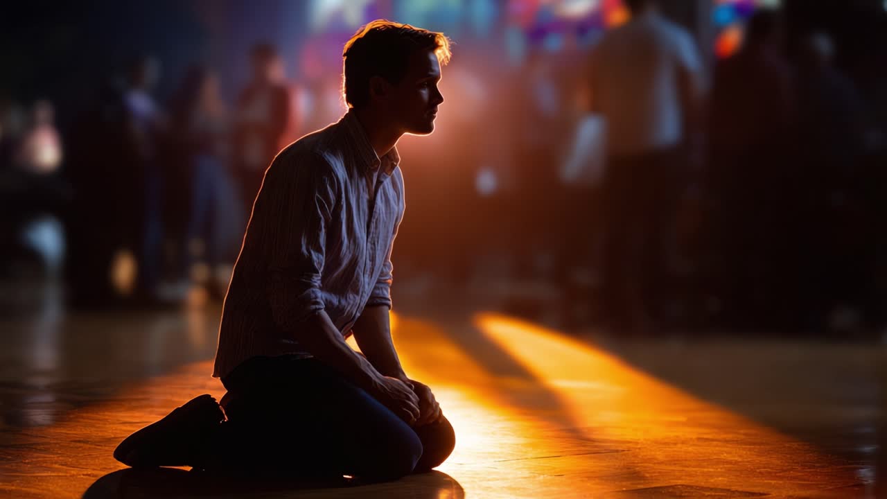 Un momento contemplativo catturato in uno spazio vivace e animato, che mostra una persona inginocchiata in atteggiamento riflessivo, sullo sfondo di luci e ombre colorate