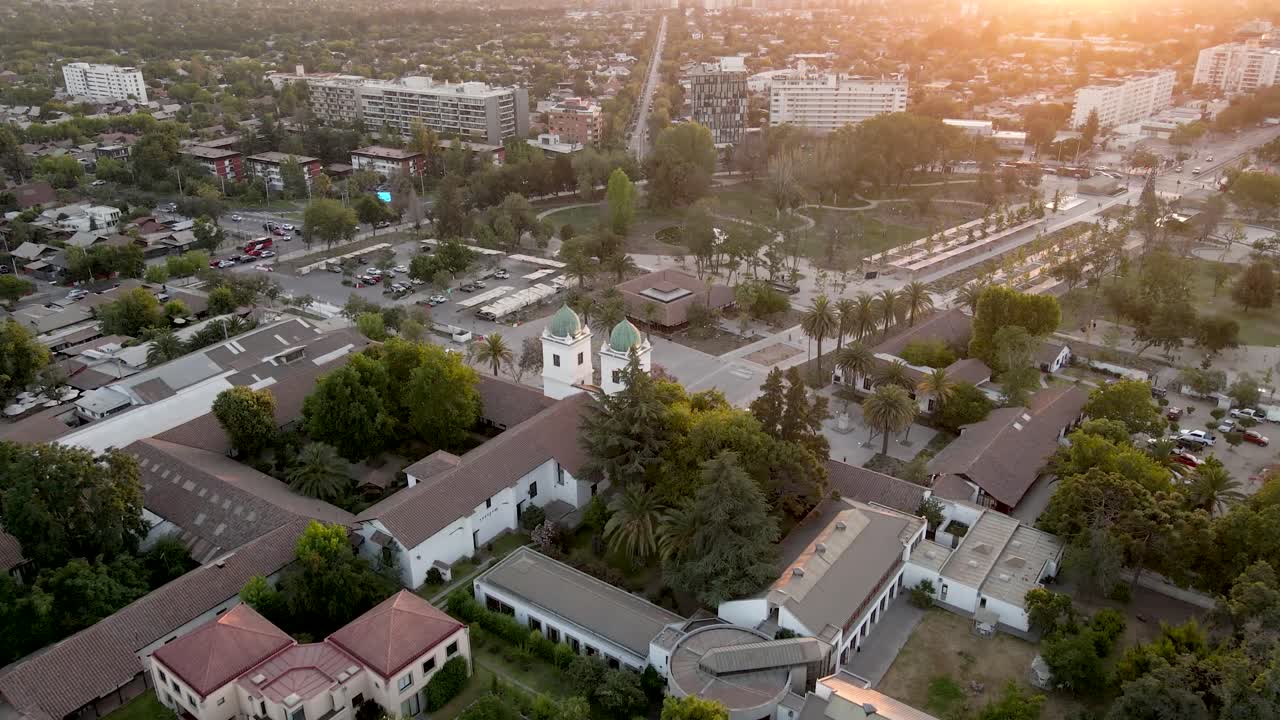 vista aérea de la iglesia de los dominicos acercándose a sus dos torres distintivas con cúpulas verdes al atardecer - toma de grúa
