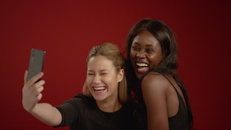 Young-Women-Take-a-Selfie-on-Teléfono