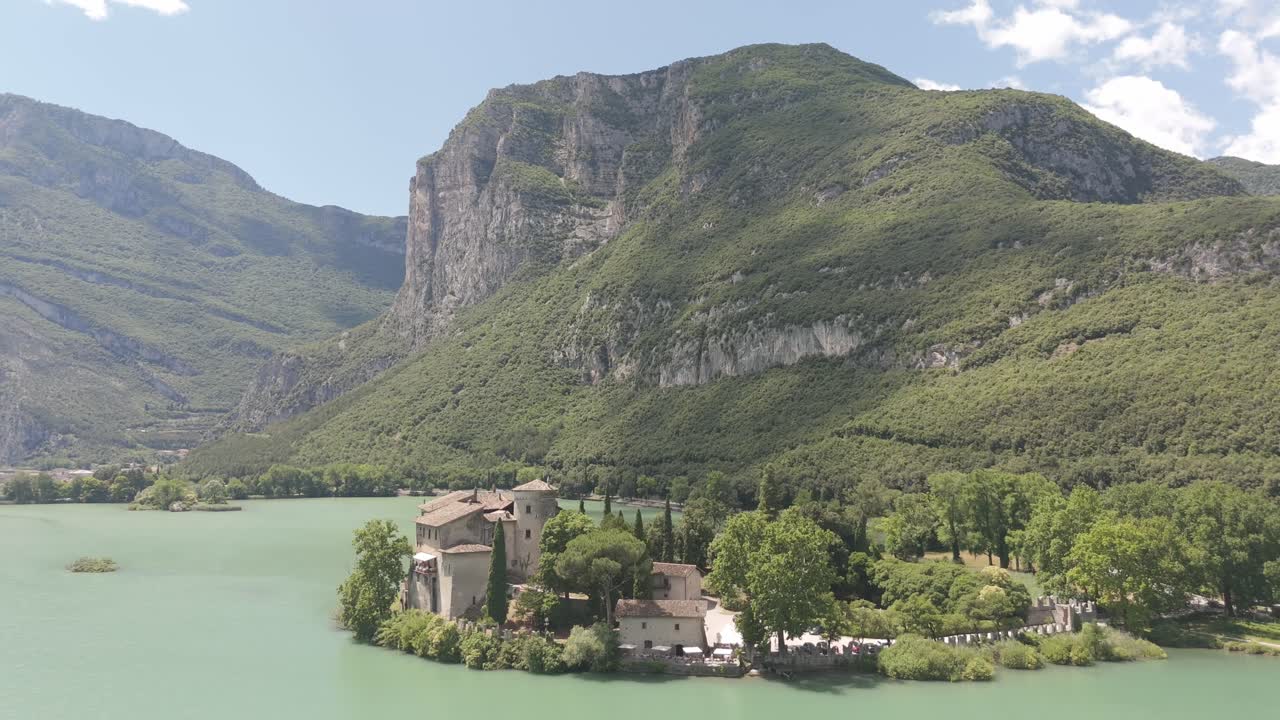 Antico e pittoresco Castel Toblino sul lago in un'ampia ripresa a rivelazione