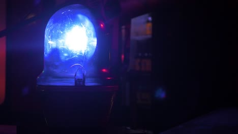 luz azul intermitente del coche de la policía, disparo de cerca