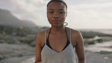 Retrato-De-Una-Fuerte-Mujer-Afroamericana-Independiente-En-La-Playa-Con-Aspecto-Pensativo