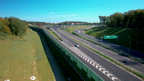 Niedriger-Drohnenflug-Neben-Der-Schnell-Befahrenen-Straße-In-Gegenrichtung-Zur-Näheren-Fahrspur