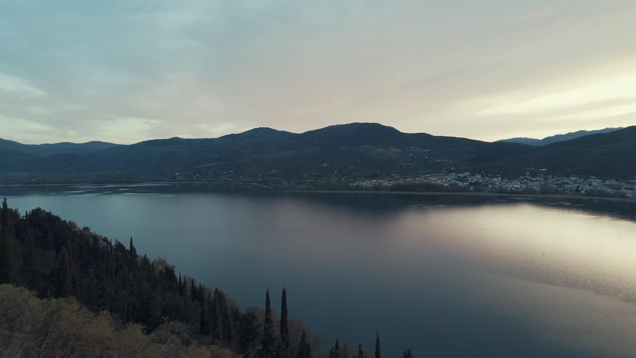 Magica ripresa con drone che rivela un'isola con un lago, crepuscolo al tramonto, vita tropicale, video 4K.