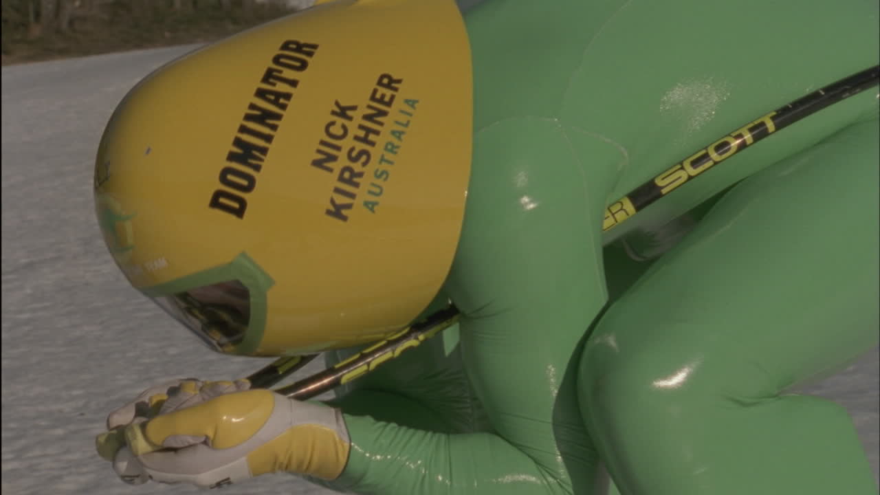 슬로프에서 스키를 타기 위해 웅크리고 있는 스키 선수