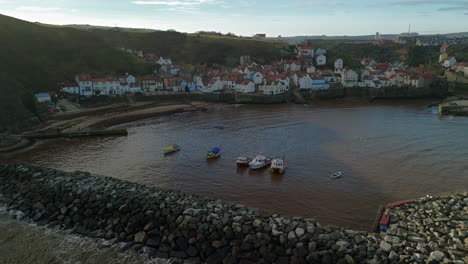 Primer-Plano-Que-Establece-Una-Toma-De-Drones-De-La-Aldea-Costera-De-Staithes,-Yorkshire