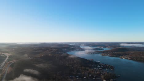 establecimiento de una vista aérea sobre el lago de los ozarks, hermoso paisaje de missouri