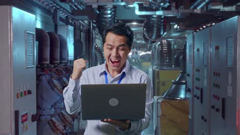 ingeniero celebrando el éxito en una fábrica
