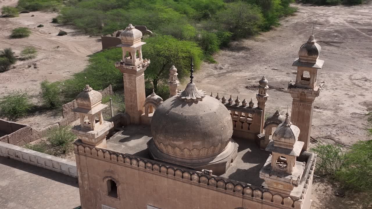 la fortaleza de derwar en el desierto de cholistan fue capturada en video de 4k por un dron.