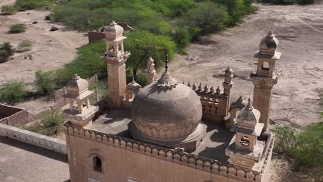 la fortaleza de derwar en el desierto de cholistan fue capturada en video de 4k por un dron.