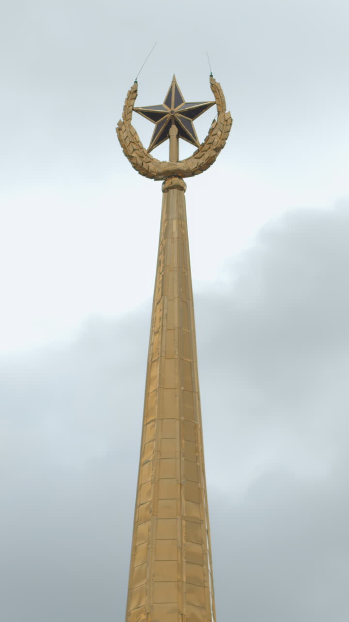 золотой шпиль с звездой и полумесяцем