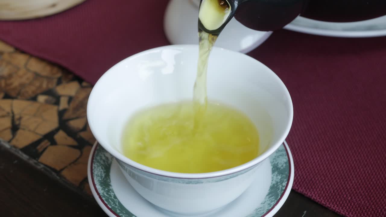 보이차를 컵에 붓는다