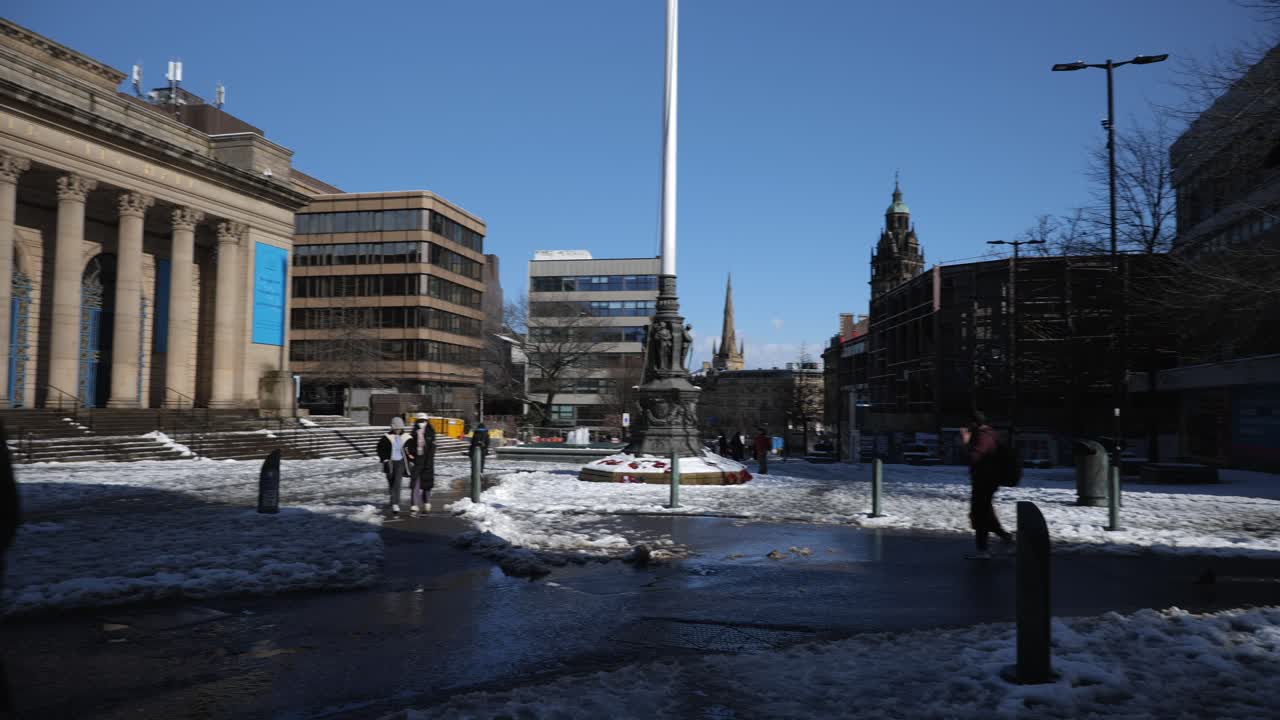 el ayuntamiento de sheffield y la plaza durante la nieve en un día soleado, amplio, tiro panorámico
