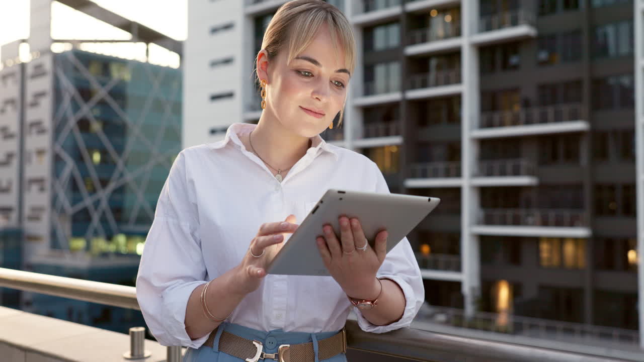 планшет, город и балкон с деловой женщиной