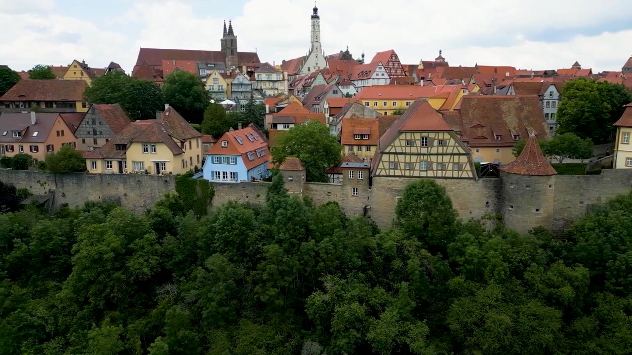 Video aereo 4K con drone degli edifici lungo le mura della città bavarese di Rothenburg, Germania.
